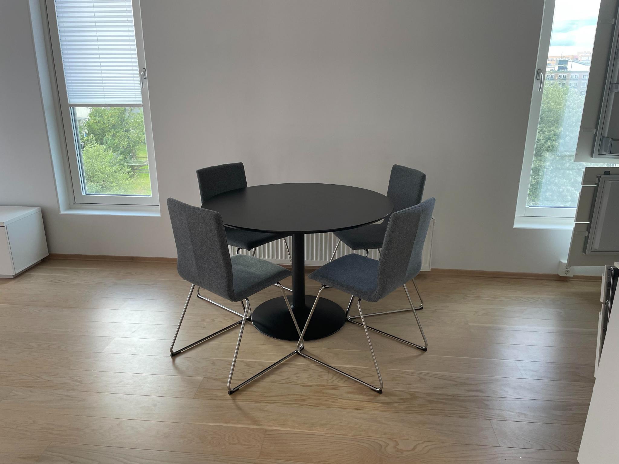 Bord og stoler som medfølger. 